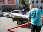  Zaposleni v podjetju DM prebarvali Mladinski center Metlika